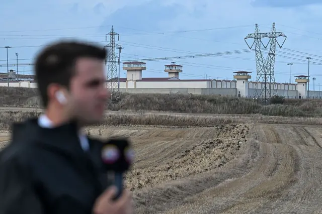 Silivri'deki cezaevinin önünde TV kamerasına konuşmaya hazırlanan bir muhabir