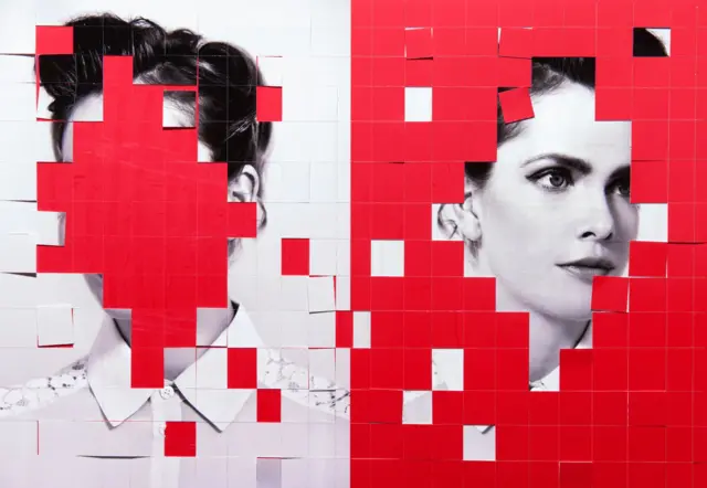 Imagen alterada de una mujer con recuadros que le tapan la cara 