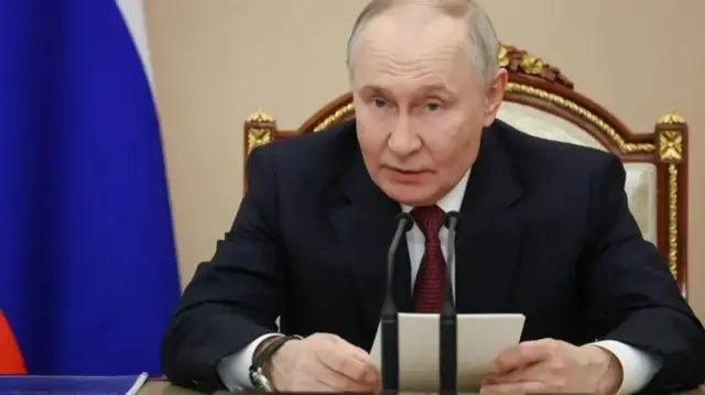 Madaxweynaha Mareykanka Donald Trump ee dhawaan muujiyay xiisaha uu u qabo in uu qabsado Greenland waa tallaabo aan caadi ahayn oo muujinaysa soo noolaynta hadal haynta isballaarinta iyo fahamka la mid ka ah ee Madaxweynaha Ruushka Vladimir Putin ee ku saabsan ku la wareegida Crimea.