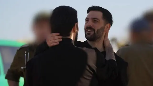 Mu barekuwe harimo impanga Ziv na Gali Berman bafotowe bari kumwe mu byishimo muri Gaza nyuma yo gushyikirizwa Croix-Rouge