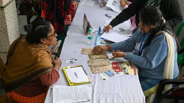 এসএইআর প্রক্রিয়া নিয়ে বিএলও-র সঙ্গে কথা বলছেন এক বাসিন্দা