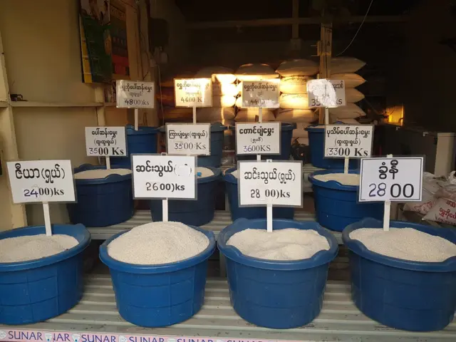 ရန်ကုန်မြို့ ဆန်လက်လီ အရောင်းဆိုင်တစ်ဆိုင်က ဖေဖော်ဝါရီလ ၁၅ ရက်နေ့ လက်လီ‌ရောင်းစျေး