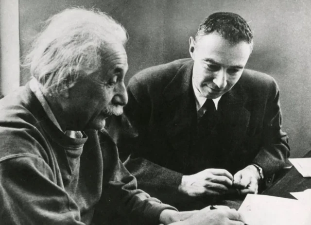 Albert Einstein et Robert Oppenheimer