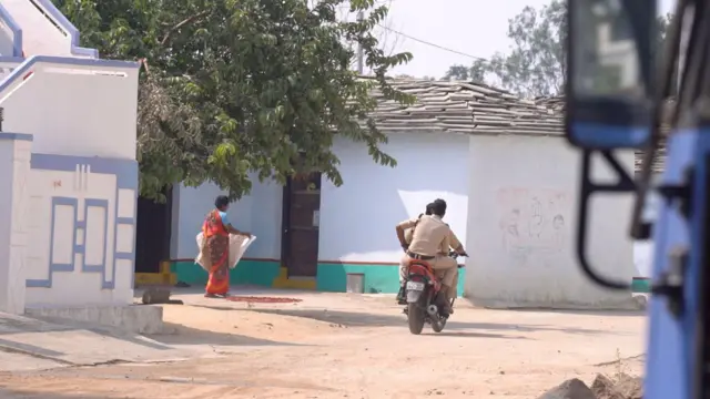 లగచర్ల గ్రామంలో తిరుగుతున్న పోలీసులు