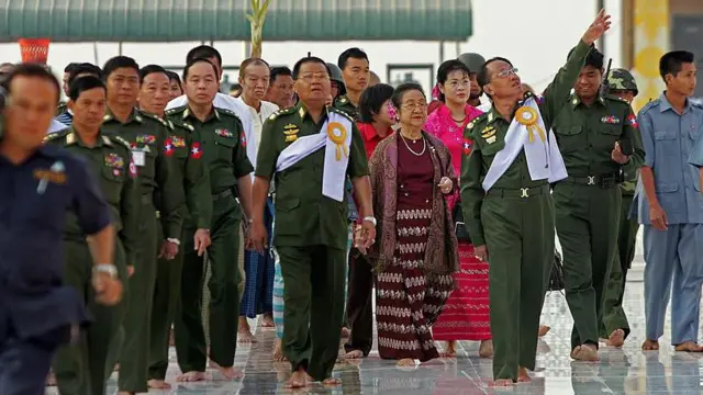 ဗိုလ်ချုပ်မှူးကြီးသန်းရွှေမိသားစု အိမ်ထဲရောက်မှ ဦးမြင့်ဆွေက အိမ်ပြန်တယ် လို့ စရခချုပ်တာဝန်ယူစဥ်က အကြောင်းကို နီးစပ်သူတစ်ဦးက ပြောပြပါတယ်။