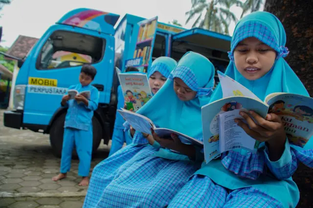 MK, sekolah gratis