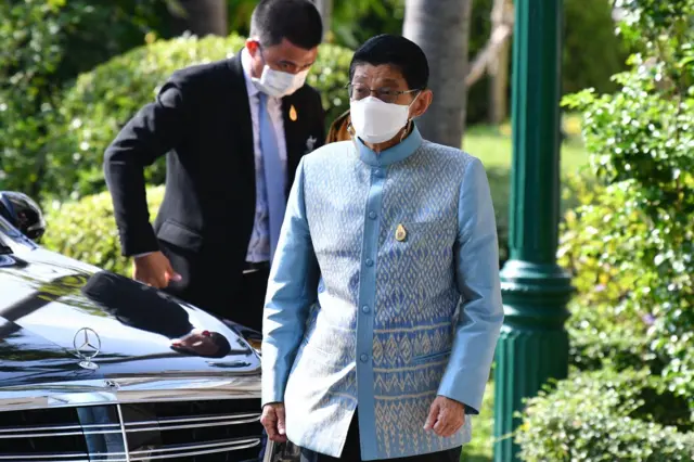 นายวิษณุ เครืองาม รองนายกรัฐมนตรี 