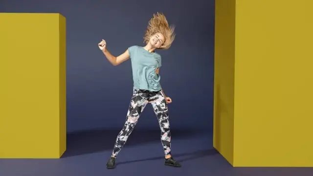 Une fille devant des cubes jaunes.