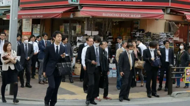 Di Jepang, seseorang bisa disebut sukses jika lulus kuliah dan menjadi pegawai tetap.