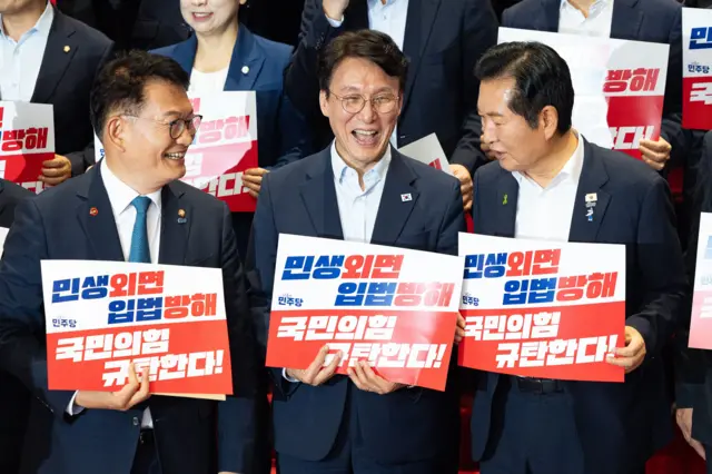 더불어민주당 송영길(왼쪽부터), 김민석, 정청래 당대표 후보가 7월 23일 서울 여의도 국회에서 열린 민생외면 입법방해 국민의힘 규탄대회에 참석해 대화하고 있다