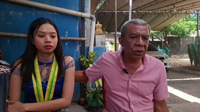 Gabriel Pakaenoni (kanan) bersama putrinya Tiara mengatakan pihak keluarga berjuang bukan semata untuk dokter Icha, tapi keselamatan semua tenaga medis dan kesehatan.