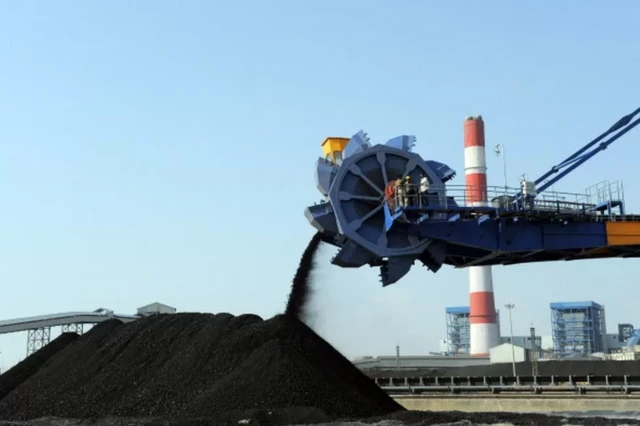 Ông Adani sở hữu nhà máy điện chạy bằng than tư nhân của Ấn Độ ở Gujarat