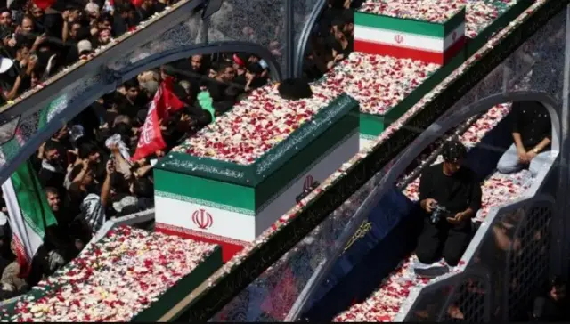 Imodoka ireruye isandugu y'ikiziga ca Ayatollah Ali Khamenei yari ikikujwe n'abari mu rugendo rwo kumusezera 