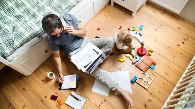 Чоловік з дитиною працює