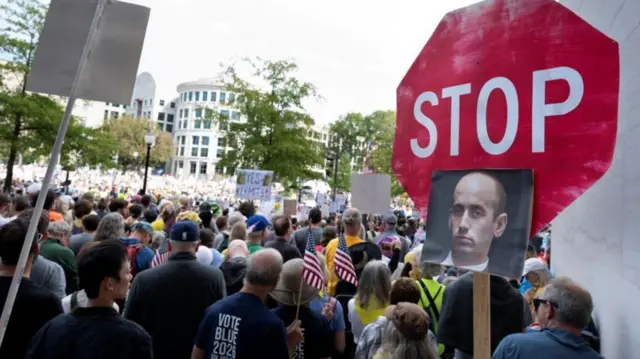 أشخاص يتظاهرون في واشنطن