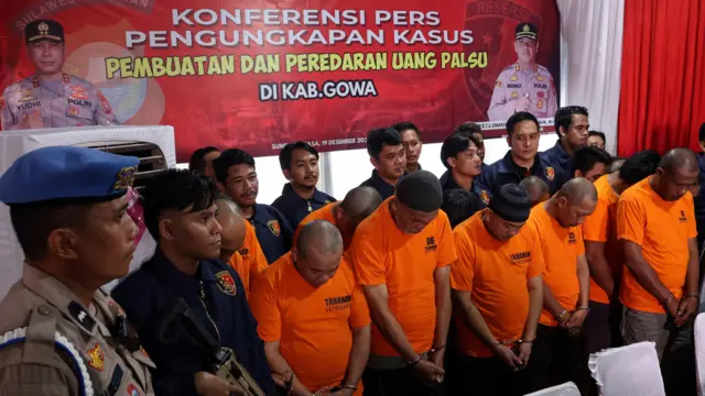 Sejumlah tersangka dihadirkan saat konferensi pers kasus pembuatan dan peredaran uang palsu di Mapolres Kabupaten Gowa, Sulawesi Selatan, Kamis (19/12/2024). Polres Gowa merilis kasus pembuatan dan peredaran uang palsu yang melibatkan oknum pegawai UIN Alauddin Makassar, di kampus dua dengan menyita sebanyak 98 jenis barang bukti termasuk uang palsu pecahan Rp100 ribu sebanyak 4.927 lembar yang sudah terpotong, serta 1.369 lembar kertas bergambar uang pecahan yang sama belum terpotong, kejahatan tersebut diduga melibatkan 17 tersangka sementara tiga terduga pelaku masih DPO. 