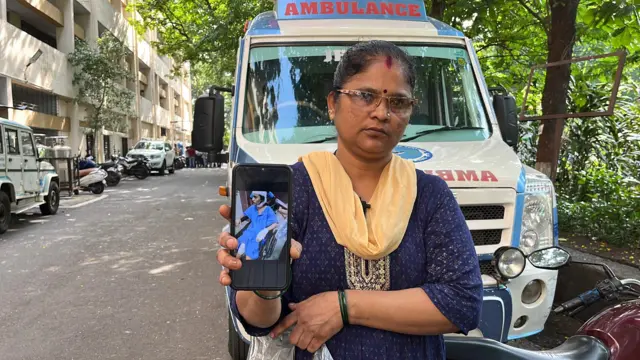 पुष्पा गवारे अपघातात जखमी झालेल्या त्यांच्या 21 वर्षीय भाचीचा फोटो दाखवताना