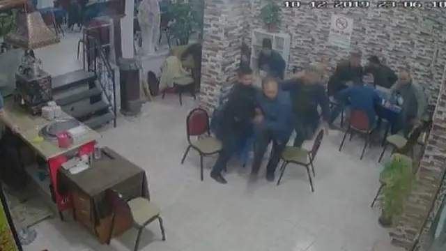 Savaştepe ilçesinde bir kahvehanede oturanların deprem sırasında yaşadıkları panik