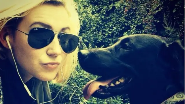 Molly con su perro guía Unis