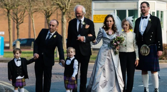 बेलमार्श जेल में 2022 में स्टेला मॉरिस से जूलियन असांज की शादी हुई.