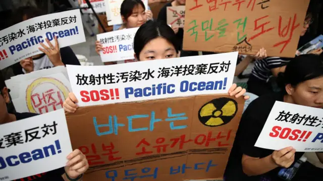 Pengunjuk rasa di Korea Selatan menentang rencana Jepang membuang air limbah dari PLTN Fukushima ke Samudera Pasifik