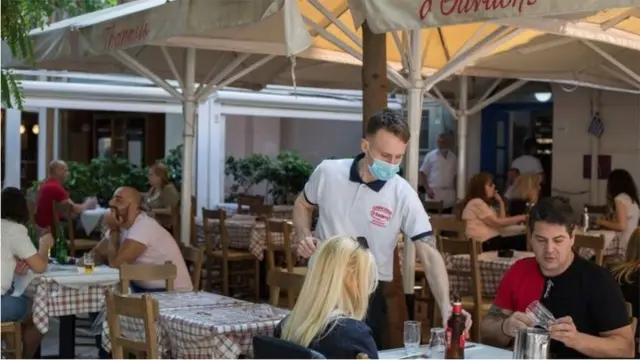 تستطيع المطاعم والفنادق مزاولة نشاطها طالما التزمت بقائمة طويلة من إجراءات السلامة