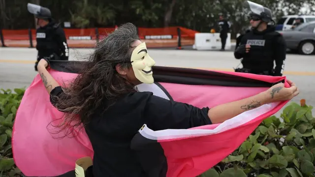 शी जिनपिंग और डोनल्ड ट्रंप की जहां मुलाक़ात हुई, उसके बाहर प्रदर्शन करती एक महिला.