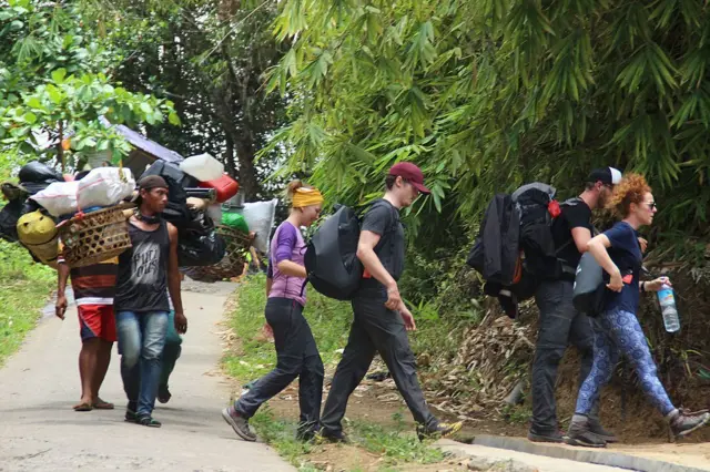Sejumlah turis asing sampai di Pos Senaru dalam pendakian Gunung Rinjani.