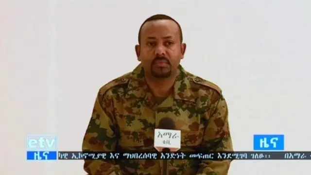 Le Premier ministre Abiy, en tenue de combat, à la télévision nationale éthiopienne, après la mort du général Mekonnen.