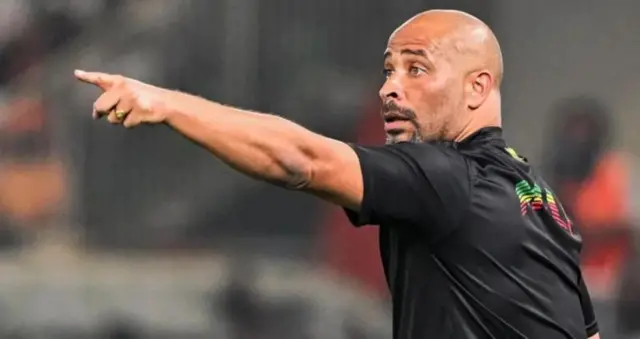 Eric Chelle bụ onye nchịkọta egwuregwu Super Eagles na-atụzi aka n'oge Naịjirịa na-agba bọọlụ.