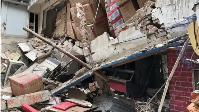 ভবনের পেছনের অংশে বিস্ফোরণের পর ওপরের তলা নীচে ধসে গেছে