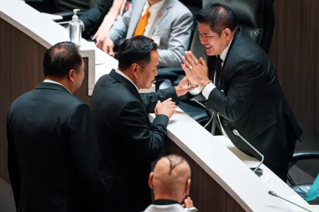 อนุทิน ทักทาย ร.อ.ธรรมนัส พรหมเผ่า ประธานที่ปรึกษาพรรค กธ. ที่ไม่ได้รับเชิญให้เข้าร่วมรัฐบาลชุดใหม่