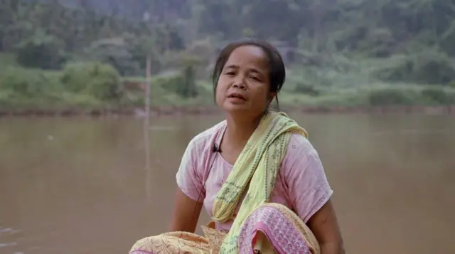 नीम सांगमा याद करती हैं कि जब वह छोटी थीं तो उम्ट्रू नदी बिल्कुल साफ़ थी लेकिन अब फ़ैक्ट्रियों के प्रदूषण के कारण यह बदरंग हो चुकी है.