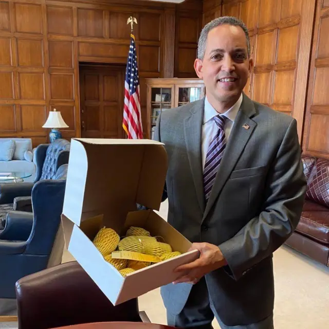 পাকিস্তানের উপহার পাঠানো আমের বাক্স হাতে নিয়ে মার্কিন বাণিজ্য প্রতিমন্ত্রী ডন গ্রেভস, ২০২১