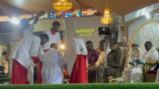 Ụkọchukwu n’asa mmadụ iri na abụọ ụkwụ ha iji mee ncheta ka Jeso si saa ụmụ azụ ya ụkwụ.