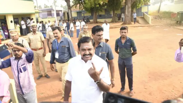 எடப்பாடி பழனினசாமி வாக்களித்தார்