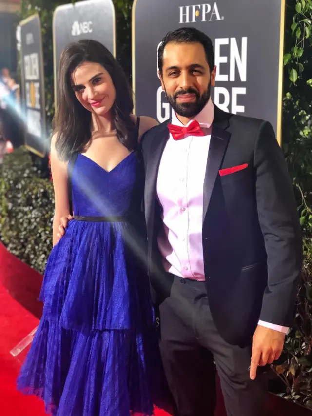 دختری با سینی بطری آب معدنی