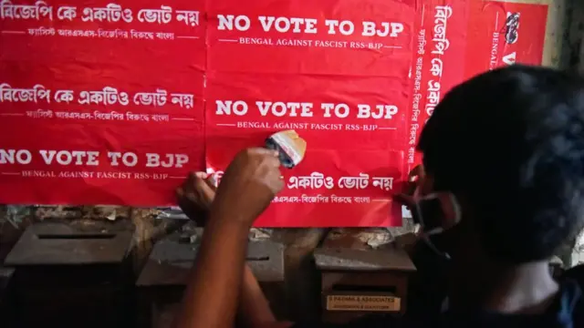 কফি হাউসের সিঁড়িতে এই পোস্টারগুলো ছেঁড়াকে কেন্দ্র করেই সংঘাত শুরু হয়