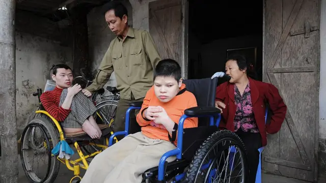 Nhiều nạn nhân chất độc màu da cam là người khuyết tật cần sử dụng xe lăn