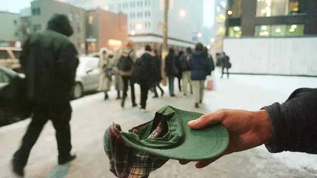 Persona pidiendo dinero en Canadá.