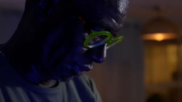 Tamsir Ndir sélectionne une série de musique pour une soirée organisée dans un restaurant