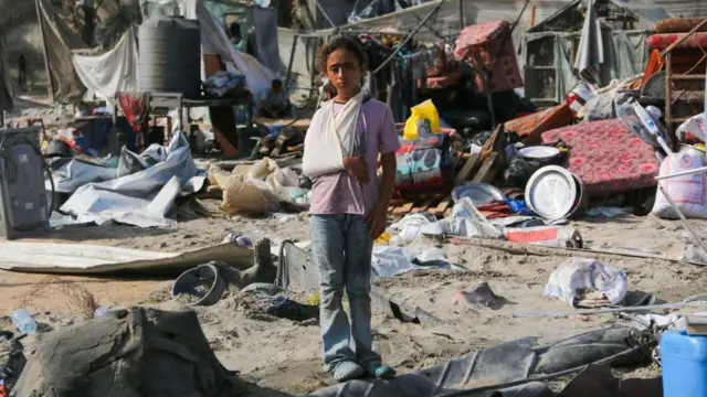 10 सितंबर को दक्षिणी ग़ज़ा में एक बच्ची शरणार्थी कैंप में