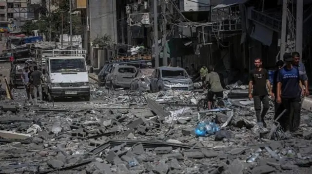 গাজার রিমাল এলাকায় একটি রাস্তা ধ্বংসস্তূপে ছেয়ে গেছে (সম্প্রতি ইসরায়েলের হামলার পর তোলা ছবি)