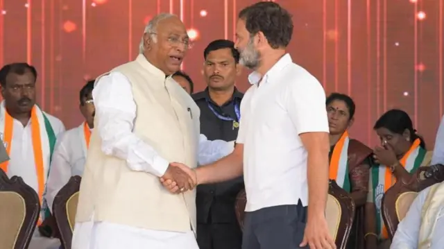 మల్లికార్జున ఖర్గే, రాహుల్ షేక్ హ్యాండ్ 