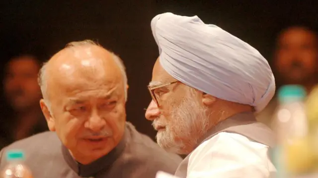 पूर्व प्रधानमंत्री मनमोहन सिंह के साथ सुशील कुमार शिंदे 