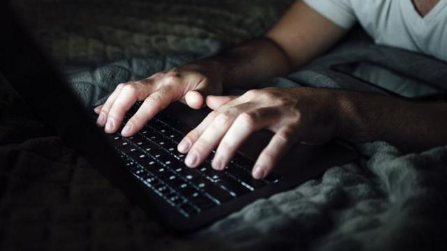 Mãos no teclado,aposta mais de 2 5 golsambiente escuro, aparentemente um quarto