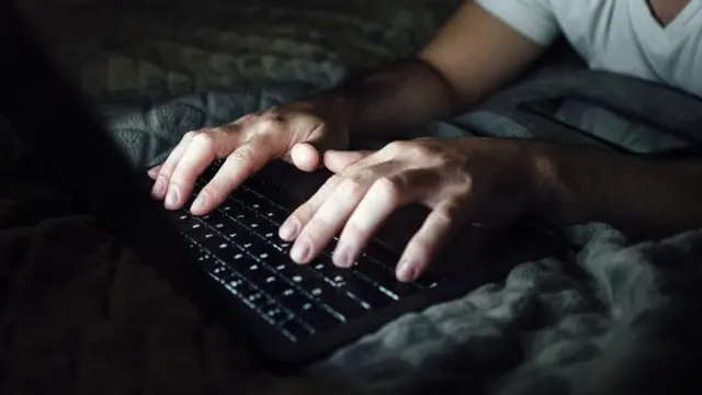 Mãos no teclado,aposta online betambiente escuro, aparentemente um quarto