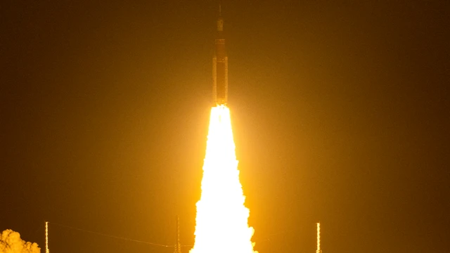 صاروخ أرتميس القمري غير المأهول ينطلق من مركز كينيدي الفضائي التابع لوكالة ناسا في كيب كانافيرال بولاية فلوريدا