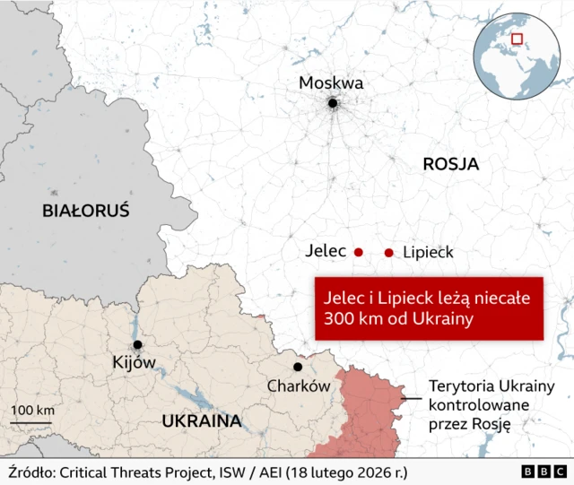 Mapa pokazuje część Rosji, Ukrainy i Białorusi. Na północy zaznaczona Moskwa, na południe od niej Jelec i Lipieck. Tekst na czerwonym polu informuje, że Jelec i Lipieck leżą niecałe 300 km od Ukrainy. Mapa pokazuje też położenie Kijowa i Charkowa w Ukrainie. Na czerwono zaznaczono obszar na wschodzie Ukrainy kontrolowany przez siły rosyjskie. 