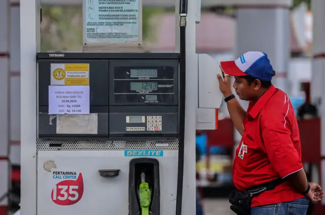 Petugas berdiri di samping mesin pengisian bahan bakar minyak (BBM) jenis Dexlite di SPBU Batu Anteru, Ternate, Maluku Utara, Sabtu (18/4/2026). 